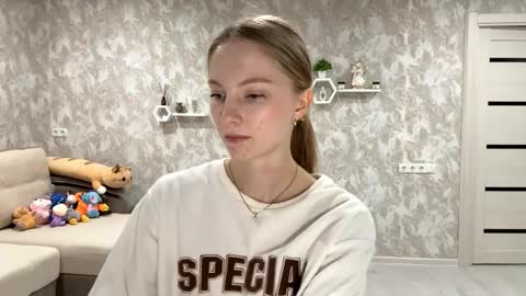 Snapshot of autumnroginson chatting on 10.08.25 Annie online show from 10.08.25