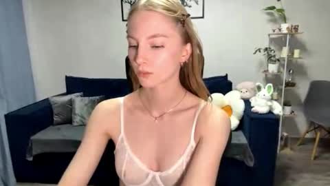 Snapshot of autumnroginson chatting on 10.14.25 Annie online show from 10.14.25