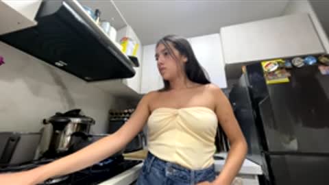 Snapshot of ava_broown chatting on 04.27.26 online show from 04.27.26