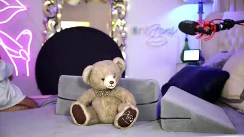 AvalonnFoxx online show from 12.15.25