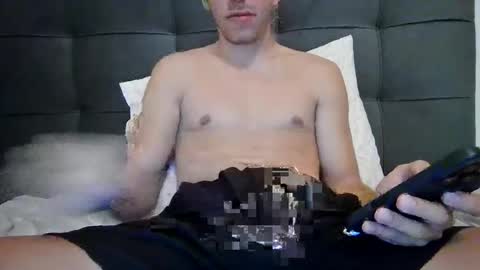 Snapshot of avarageeuropeguy chatting on 09.17.25 Avarageeuropeguy online show from 09.17.25