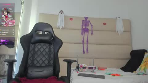 Snapshot of avatomas chatting on 10.28.25 Ava Tomas online show from 10.28.25