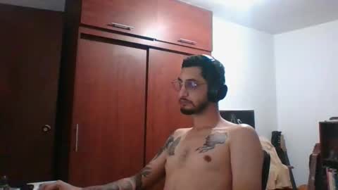 Snapshot of averagelatinbiguy chatting on 04.08.26 averagelatinbiguy online show from 04.08.26