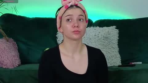 Snapshot of averywillow chatting on 09.30.25 AveryWillow online show from 09.30.25