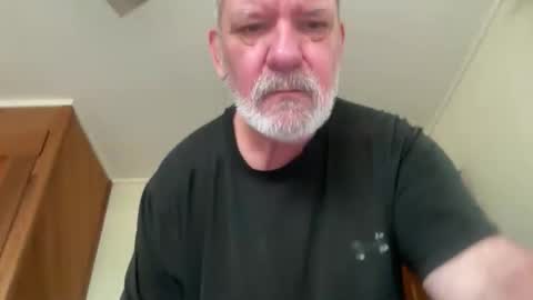 Snapshot of avgdiver chatting on 04.28.26 avgdiver online show from 04.28.26