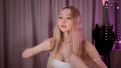 Snapshot of avroramy chatting on 12.01.25 Avrora online show from 12.01.25