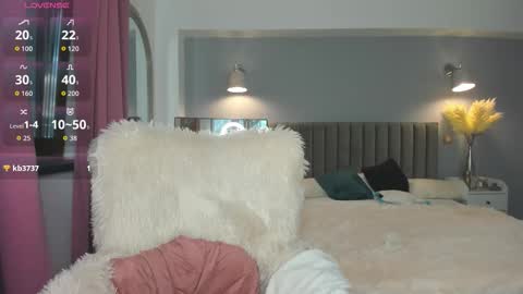 Snapshot of awesome_jolie chatting on 09.25.25 Jolie online show from 09.25.25