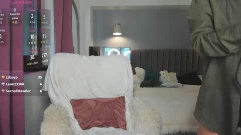 Snapshot of awesome_jolie chatting on 10.03.25 Jolie online show from 10.03.25