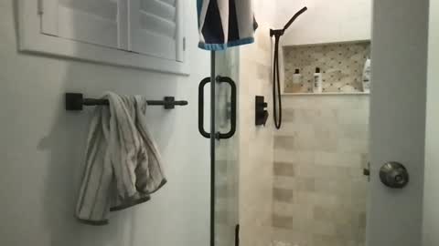 Snapshot of awwwliver chatting on 12.27.24 Uncut hunk 28yo online show from 12.27.24