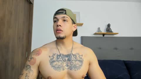 Snapshot of axel_taylor21 chatting on 10.10.25 INDEPENDENT MODEL online show from 10.10.25