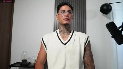 Agustin online show from 11.11.25