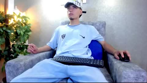 Snapshot of axel_wiliams chatting on 10.10.25 axel online show from 10.10.25