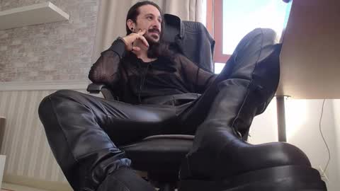 Snapshot of axelcolton chatting on 10.17.25 AxelColton online show from 10.17.25