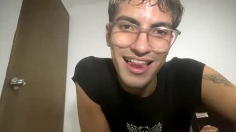 Snapshot of axellatino_ chatting on 01.23.25 Axel online show from 01.23.25