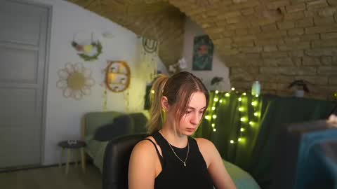 aya hitakayama  online show from 03.04.25