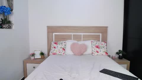 Snapshot of aylin_ross chatting on 10.17.25 Aylin Ross online show from 10.17.25