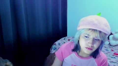 Snapshot of azu_moure chatting on 07.28.26 Azu Moure online show from 07.28.26