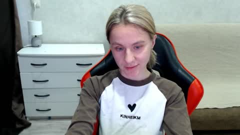 Snapshot of baby_kitte chatting on 10.20.25 baby_kitte online show from 10.20.25