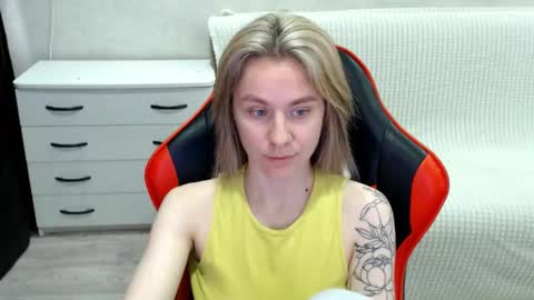 Snapshot of baby_kitte chatting on 10.29.25 baby_kitte online show from 10.29.25