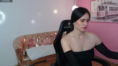 Snapshot of baby_lush_t chatting on 09.14.25 Bella online show from 09.14.25