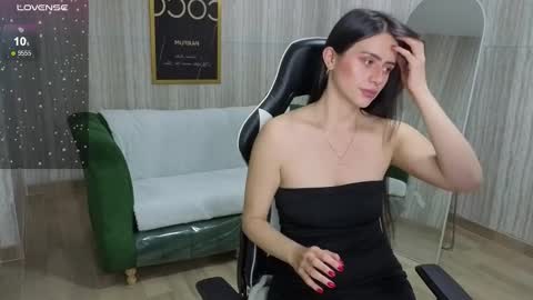 Snapshot of baby_lush_t chatting on 09.17.25 Bella online show from 09.17.25