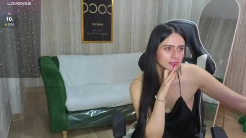 Snapshot of baby_lush_t chatting on 09.27.25 Bella online show from 09.27.25