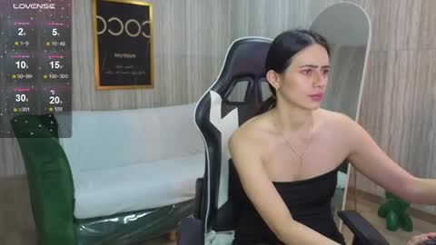 Snapshot of baby_lush_t chatting on 09.28.25 Bella online show from 09.28.25