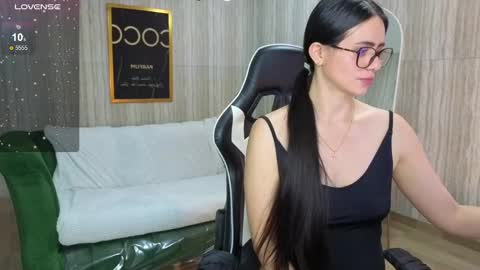 Snapshot of baby_lush_t chatting on 10.14.25 Bella online show from 10.14.25