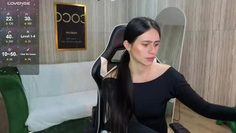 Snapshot of baby_lush_t chatting on 10.15.25 Bella online show from 10.15.25