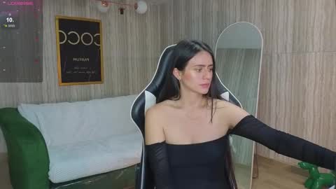 Snapshot of baby_lush_t chatting on 11.13.25 Bella online show from 11.13.25