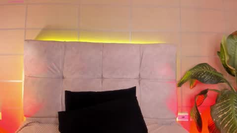 Snapshot of baby_moo chatting on 10.21.25 Moon online show from 10.21.25