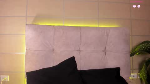 Snapshot of baby_moo chatting on 10.30.25 Moon online show from 10.30.25