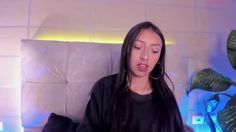 Snapshot of baby_moo chatting on 11.05.25 Moon online show from 11.05.25