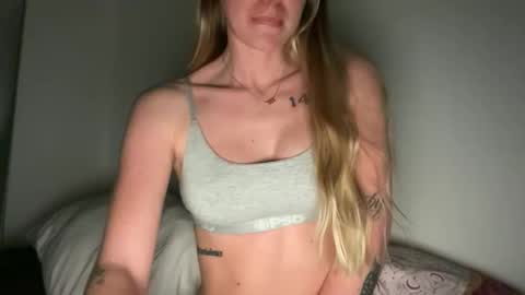 Snapshot of babygirlinlace chatting on 02.10.26 Miley King online show from 02.10.26