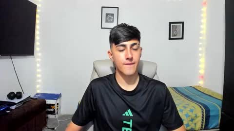 Snapshot of babymaik chatting on 10.17.25 babymaik online show from 10.17.25