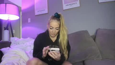 Snapshot of badgrljade chatting on 10.29.25 Jade online show from 10.29.25