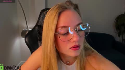 Snapshot of barbie_lis chatting on 11.17.25 LisGTM2 Mon-Thu Sat 0100am-0700am online show from 11.17.25