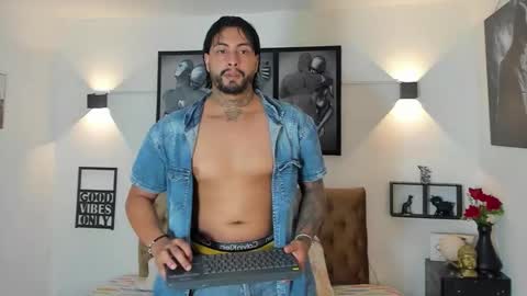 Snapshot of bastian_jones1 chatting on 10.05.25 bastian_jones1 online show from 10.05.25