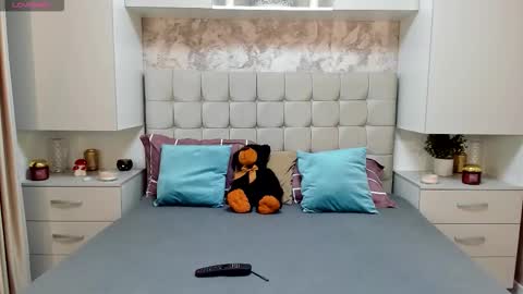 Snapshot of bbylarra chatting on 10.09.25 larra online show from 10.09.25