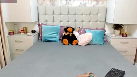 Snapshot of bbylarra chatting on 10.12.25 larra online show from 10.12.25