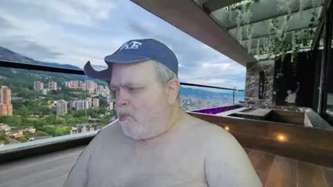 Snapshot of bear4muscle chatting on 03.31.26 Dookie online show from 03.31.26