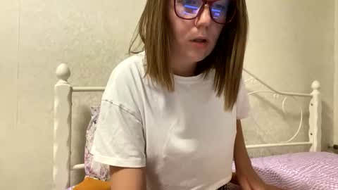 Snapshot of beatricetender chatting on 11.11.25 BeatriceTender online show from 11.11.25