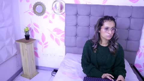 Snapshot of beccamilanni chatting on 11.12.25 beccamilanni online show from 11.12.25