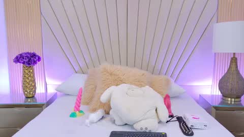 Snapshot of becky_gb chatting on 09.30.25 Laura Tobon online show from 09.30.25