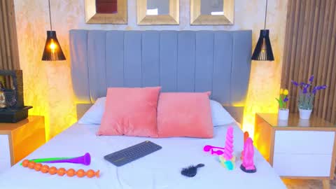 Snapshot of becky_gb chatting on 11.01.25 Laura Tobon online show from 11.01.25