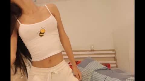 bee_thai online show from 10.03.25