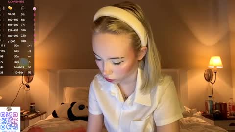 Snapshot of bella_gasp chatting on 09.23.25 Jane online show from 09.23.25