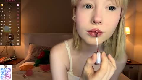 Snapshot of bella_gasp chatting on 10.02.25 Jane online show from 10.02.25