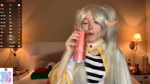 Snapshot of bella_gasp chatting on 10.11.25 Jane online show from 10.11.25