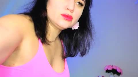 Snapshot of bella_hillss chatting on 10.11.25 Bella online show from 10.11.25